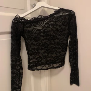 Svart Spetstopp  - Helt ny asymmetrisk spets topp från shein som tyvärr var för liten för mig ☺️ genomskinlig och snygg på, nypris är 70kr