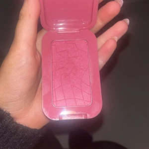 Nyx buttermelt rouge - Snyggt rosa rouge i en praktisk kompakt förpackning. Perfekt för att ge kinderna en fräsch och rosig look. Den har en elegant mosaikdesign på ytan. 