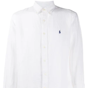 Ralph Lauren Linne Skjorta - Säljer min Ralph Lauren linneskjorta i storlek L. Har påriktigt bara använt den en gång till en familjemiddag men har numera gått ner i vikt så den är för stor för mig. 