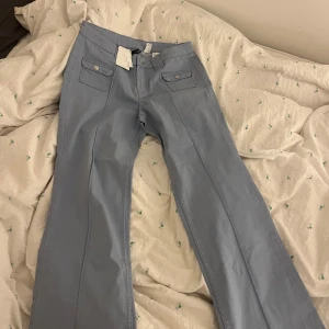 Säljer helt nya slutsålda populära hm jeans  - Säljer dom här helt nya med prislapp! Lågmidjade bootcuct jeansen. Från hm dom är helt slutsålda och går inte att få tag i längre. Köpta för 950.  Storlek 40 men passar mindre och större. Mitt pris kan diskuteras vid snabb affär!
