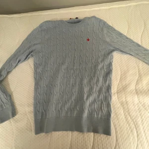 Ljus blå Morris tröja L - Ljus blå tröja i merino ull i storlek L enda problemet är att tagen sitter lite löst den passar både L M i storleken är det något är det bara att höra av sig