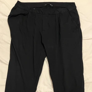 Svarta byxor i storlek XL - Säljer ett par svarta byxor i storlek XL. Byxorna har en klassisk design med en rak passform och elastisk midja för extra komfort. Perfekta för en stilren look. Super mysiga 