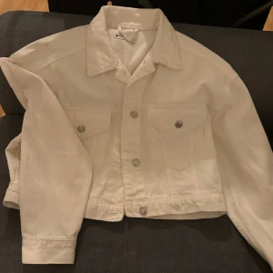 Vit jeansjacka från Gina Tricot - Vit jeansjacka från Gina. En kortare modell som passar bra till högmidjade jeans. 