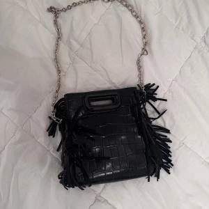 Liten Maje väska  - Liten svart Maje väska med kedja. 