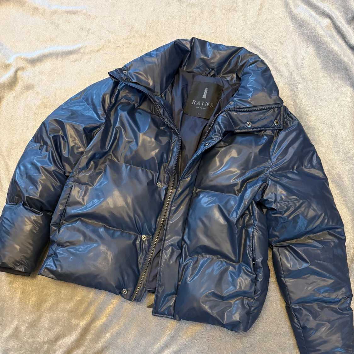 Marin blå pufferjacka från Rains - 90