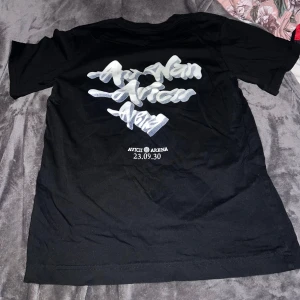 Antwan Merch  - Antwan Merch med tryck på både fram- och baksidan. Framsidan har ett litet blått tryck medan baksidan har ett större vitt tryck med texten 'Avicii Arena' och datumet 23.09.30. Köpt på hans konsert förra året. Knappt använd.