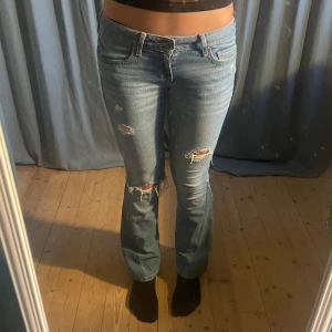 Lågmidjade ljusblå bootcut jeans - Lågmidjade ljusblå jeans från hollister. Jeansen är utsydda till bootcut 💕Storlek: W26 L29 (säljer pga dem är för korta för mig) 