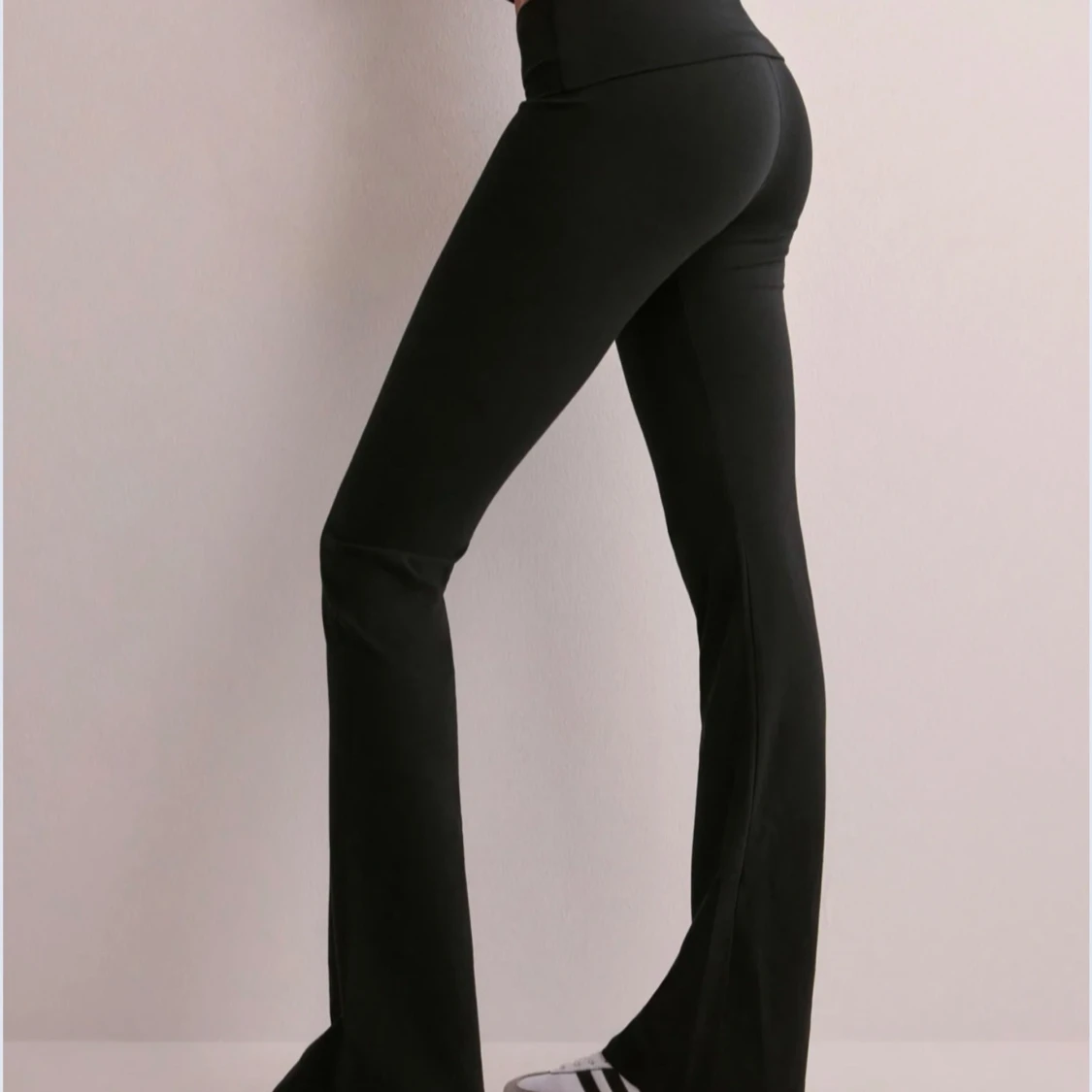 Svarta bootcut byxor - 90