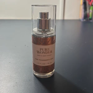 Pure Wonder Fine Fragrance Mist från Bath & Body Works - aldrig använd. En elegant doftmist från Bath & Body Works i en genomskinlig flaska med roséguld detaljer. Flaskan rymmer 75 ml och har en praktisk sprayfunktion. Perfekt för att fräscha upp din dag med en lätt och behaglig doft.