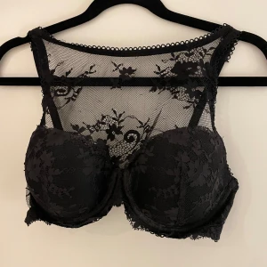 Svart spets-bh ❤️‍🔥🪩 - Säljer den här svarta spets-bhn från Victoria’s Secret. Den är använd 1 gång och har inga defekter. Nypris var ca 600kr och den är storlek 65C men passar även 70-75B. Skriv för frågor 🪩❤️‍🔥