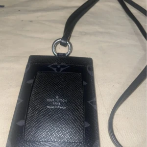 Svart axelväska från Louis Vuitton - Elegant svart axelväska från Louis Vuitton med det ikoniska monogrammönstret. Väskan har en smidig axelrem och är perfekt för att bära det nödvändigaste. Tillverkad i Frankrike, vilket garanterar hög kvalitet och stil.