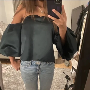 Grön offshoulder topp Zara - Trendig svart offshoulder topp med vida ärmar. Perfekt för en stilren look. Säljs inte länge ❤️‍🔥