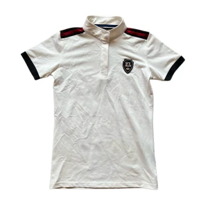 Piké vit Kingsland  - Mycket bra skick. Modell med enkel krage som ej ska vikas. Passar dam s/m