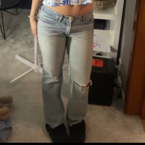 Ljusa jeans med slitningar - Snygga ljusa crocker jeans med slitningar på ens knät. Skisnygga men förkorta för mig, är 167 isch. Spruckit som man kan se på bild nummer tre med en lapp är fastlimmad och sprickan syns inte när man har på sig dom. Står tyvärr ingen storlek men passar mig med 36/38 i storlek❣️hör av dig om du vill ha fler bilder eller har frågor! 