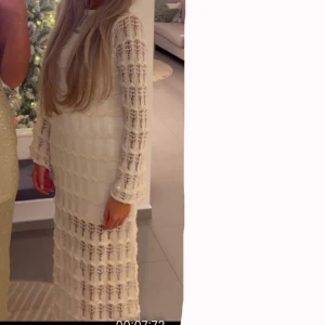 Vit klänning  - Elegant vit långklänning med vackra spetsdetaljer och långärmad design.🤍🫶🏽🫶🏽🫶🏽