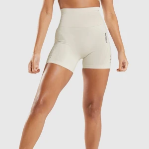Gymshark beige träningsshorts  - Snygga cremefärgade träningstights från Gymshark, har endast använts en gång, så är i nyskick. Jättesköna och fina! 🤍Köpta för 450 och säljer för 339 ✨