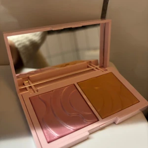 Sminkpalett från CAIA - Snygg sminkpalett från CAIA med en blush och en bronzer. Helt oanvänd