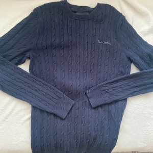 Marinblå kabelstickad tröja från Bondelid - Säljer en stilren marinblå kabelstickad tröja från Bondelid. Tröjan är använd men har inga hål eller defekter. Storlek S. Skriv gärna vid frågor eller fler bilder! Prisförslag är alltid välkomna!