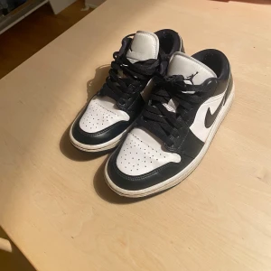 Nike Air Jordans 1 low - Snygga svarta och vita Nike Air Jordans 1 low. Sparsamt använda i bra skick. Priset kan diskuteras.