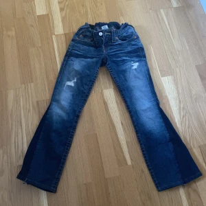 Blå jeans från True Religion - Snygga blå jeans från True Religion som är om sydda från skinny till bootcut. De har äver gummiband i midjan så de passar mig som är w24. Skriv privat om ni har några frågor