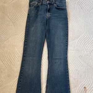 Blå bootcut jeans - perfekt jeans - Snygga blå bootcut jeans med klassisk femficksdesign och knappgylf. Perfekta för en avslappnad stil. De har en lätt tvättad look som ger en cool vibe.