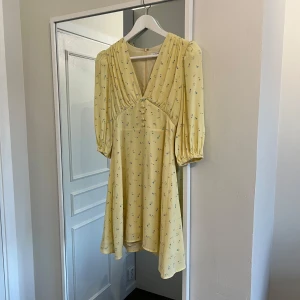 Fontana Mini Dress ADOORE - Fontana Mini Dress klänning från ADOORE med små blå blommor. Använd engång i storlek 34