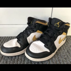 Jordan 1 mid  - Tja! Säljer nu mina Air Jordan 1 mid pollen som är i storlek 38 men som passar upp till ca 39-40. Skick 8/10. De är perfekt för vinter och våren och passar när som hälst. Nypris ca 1 000-1 500. Hör av er vid minsta fråga 🙌🏼🙌🏼
