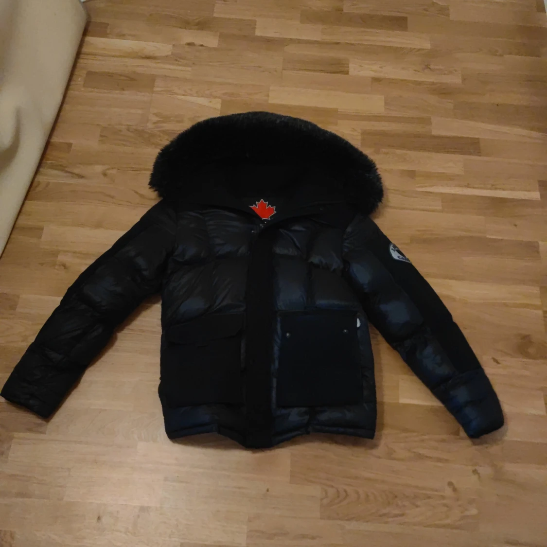 Svart dunjacka från Zavetti Canada