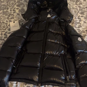 Moncler Maya jacka  - Hej,säljer min moncler jacka eftersom jag köpt en annan. Den är i nytt skick och är perfekt nu på vintern men funkar även på hösten. Den är i storlek 1 vilket motsvarar storlek S och det är bara att skriva vid funderingar 