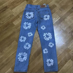 Denim tears x Levis jeans - Helt oanvänd denim tears x Levis jeans storlek S, är 1,75, kom dm för mer bilder