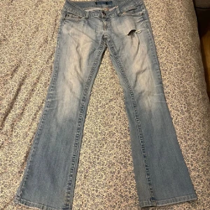 Vintage Only jeans - Säljer dessa bootcut jeansen från Only då de var försmå när jag köpte de (här på plick) och hade ett hål mellan benen som jag försökt sy ihop (går att göra bättre om man är händig), midjemått 40 cm rakt över och innerbenslängd 81 cm💞hör av dig vid funderingar eller om du vill ha fler bilder