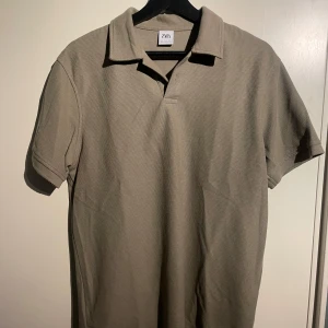 Piké tröja Zara - Snygg piké tröja från Zara! Lite använd och i mycket bra skick. Är i storlek S men passar även till en M. Har struktur i mönster.Hör av dig vid frågor!