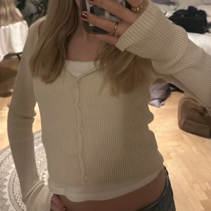 Beige ribbad kofta - Säljer en beige ribbad kofta med knappar framtill. Den är croppad och har långa ärmar🥰 Passar till allt! Pris kan självklart diskuteras, och om frågor skriv privat💕