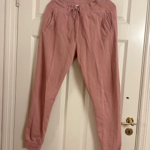 Mjukisbyxor från PeakPerformance - Ett par rosa mjukisbyxor från PeakPerformance i strl M.💞 Kan köpas tillsammans med matchande hoodie! 