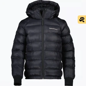 Svart dunjacka från Peak Performance - Säljer min jättefina vinterjacka från peak för jag har börjat tröttna.lite tecken på andning med ett litet hål vid armen men som har lagats. Skriv för bilder💓💓