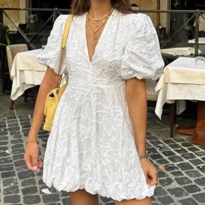 Vit klänning med puffärmar - Vit klänning med v-ringning och puffiga kortärmar. Perfekt inför sommaren och studenten. Tyvärr passade den inte mig och behöver därför sälja den. Nypris var 549 kr och klänningen är helt oanvänd. Pris kan diskuteras vid snabb affär.Säljer samma klänning i M i en annan annons ifall S är för litet.