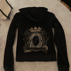 Juicy Couture vintage tröja hoodie  - Storlek M men sitter som S. svart sammet med snygga rhinestone detaljer på baksidan och i bra skick. 💓 Y2K Vintage Juicy couture