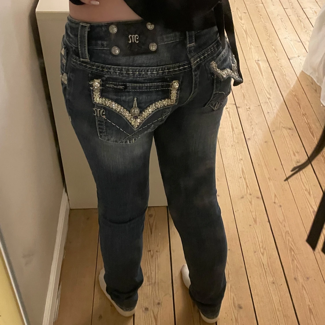 Mörkblå jeans med strassdetaljer - 90