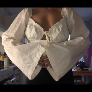 Vit blus med knytning - Bra skick,perfekt till ett par Jeans eller kjol.