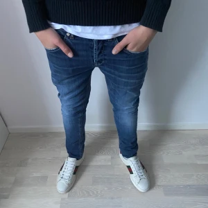 Dondup George  - Tja! Säljer nu ett par Dondup George jeans i fint skick. Storlek W32. Midja 40cm, längd 93cm. Hör av dig vid frågor eller funderingar!
