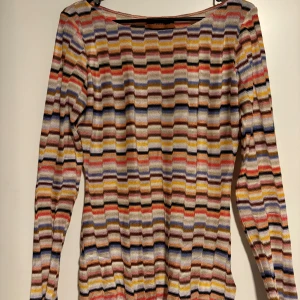Flerfärgad tröja från Missoni - Säljer en snygg flerfärgad tröja från Missoni med ett unikt zigzag-mönster.  Jättefin men gör sig inte rättvisa på en galge haha💕💕💕 har inga glittertrådar men skimrar liksom i solen på sommaren💕💕
