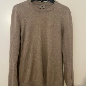 H&M Crewneck  - Säljer en snygg tröja från HM i storlek XS. På en av bilderna ser man att det är ett litet hål på en av armarna. Säljer den endast för 199:-. Hör av er vid frågor eller funderingar kring tröjan . 