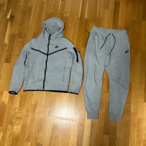 Nike Tech Fleece   - Grå Nike tech fleece. Både tröjan och byxorna är i storlek M. Hör gärna av er ifall ni har frågor eller är intresserade! 