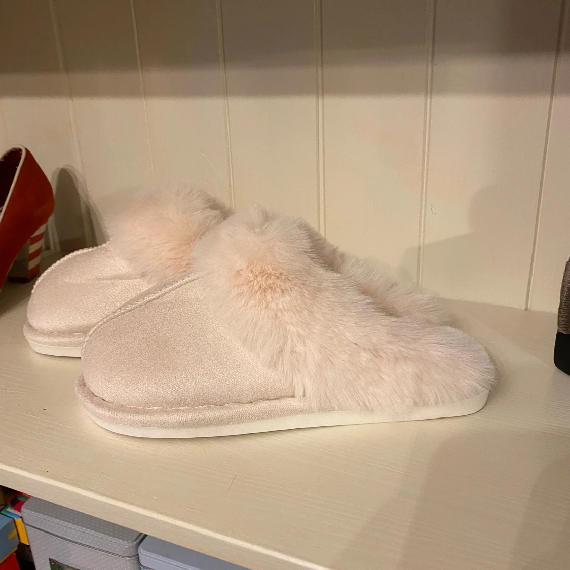 Vita tofflor med fluff