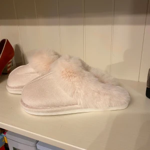 Vita tofflor med fluff - Helt oanvända, lite för små för mig tyvärr 