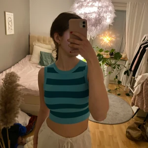 Randig tanktopp från Zara - Säljer en snygg ärmlös topp från Zara i blå och turkos randigt mönster. Säljer då jag inte använder längre. Inte använd mer än 2 gånger. Perfekt i storleken men passar även mig som har str S.