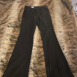 Lowwaist Bootcut kostymbyxor   - LOWWAIST BOOTCUT kostymbyxor från Filippa K. Står xxs men passar mig som är S även. Köpta på Arkivet. Bra skick. Möts upp i Sthlm och fraktar⭐️