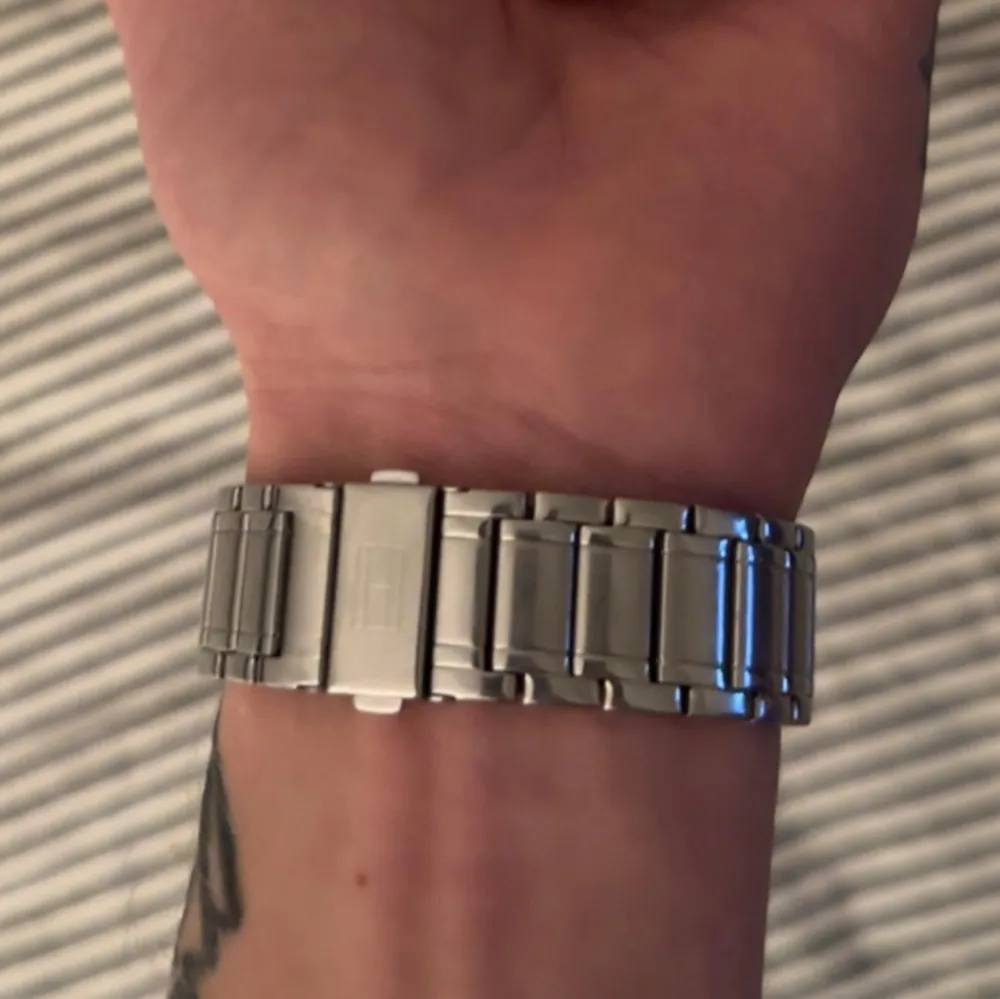 silverfärgad klocka från Hilfiger med svart urtavla och tre mindre urtavlor. Behöver nytt batteri. Priset går att diskutera.. Asusteet.