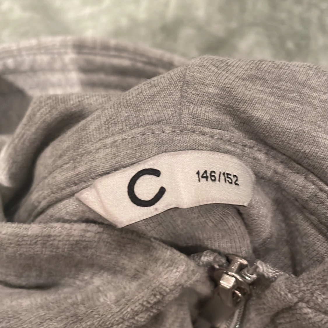 Grå hoodie med dragkedja från Cubus  - 91