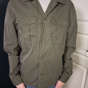 Overshirt East west - En riktigt snygg overshirt från East west. Skick 10/10 modellen är 184 cm och 72 kg. Skriv vid minsta fundering!! Mvh Lysekilsgarderoben 